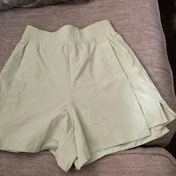 Lululemon Stretch Woven Relaxed-Fit High-Rise Short 4"
Kohlrabi Green - Picture 4 of 9